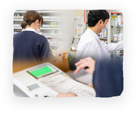 薬剤師が働いている様子の画像